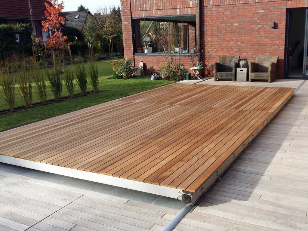 Pool aus Betonstein mit Holzabdeckung | Poolkind