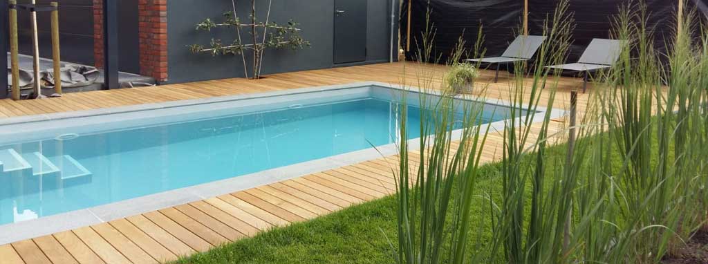 Pool aus Betonstein mit Holzabdeckung | Poolkind