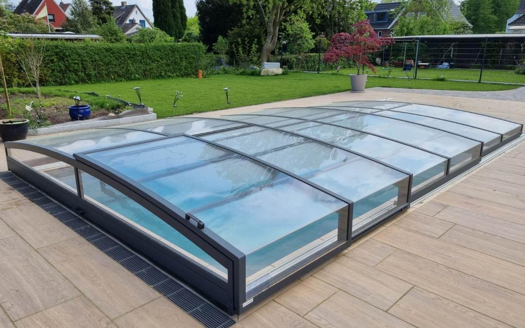 Schwimmbecken mit Überdachung