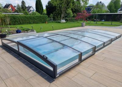 Schwimmbecken mit Überdachung