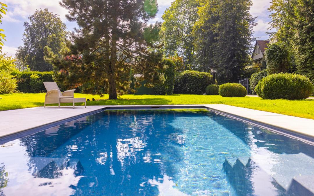 Pool mit Rolladenabdeckung