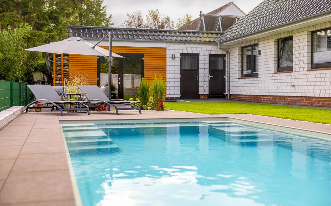 Schwimmbecken mit Rolladenabdeckung
