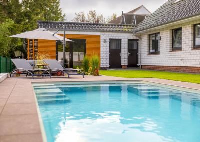 Schwimmbecken mit Rolladenabdeckung