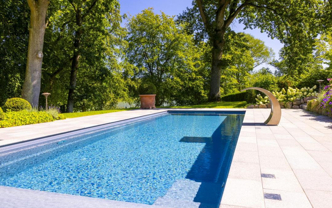 Pool mit Rolladenabdeckung und Schwalldusche