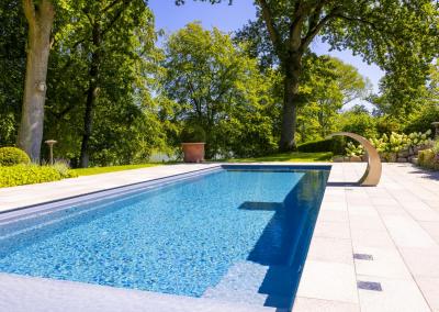 Pool mit Rolladenabdeckung und Schwalldusche
