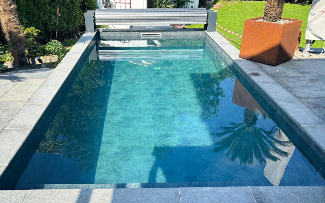 Schwimmbecken mit Rolladenabdeckung