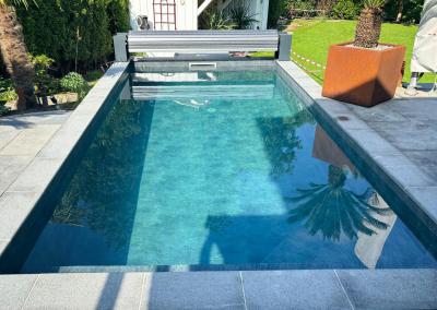 Schwimmbecken mit Rolladenabdeckung